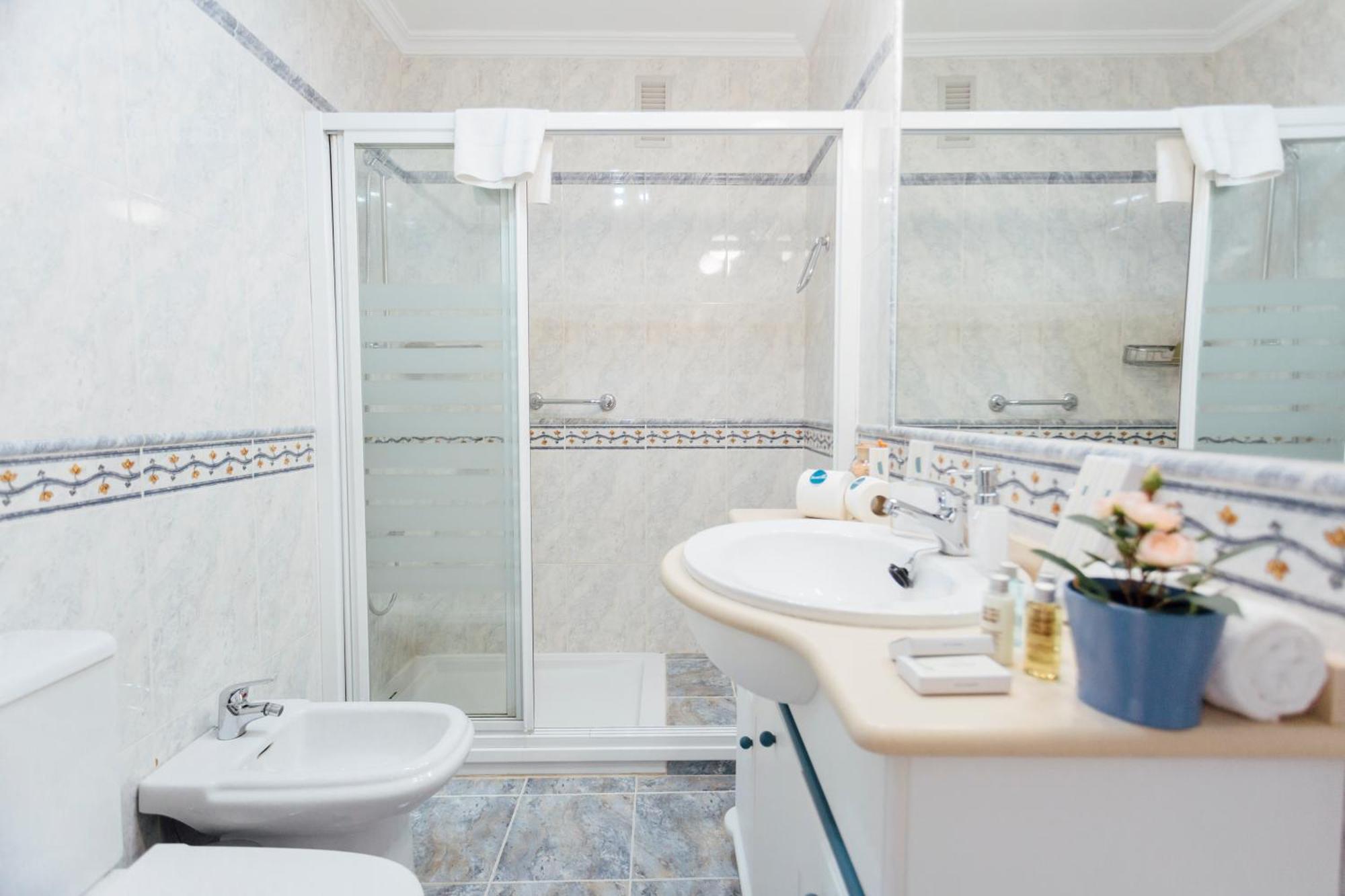 Appartamento Stunning And Colorful- 4Bd 2Bth- Santa Cruz Siviglia Esterno foto